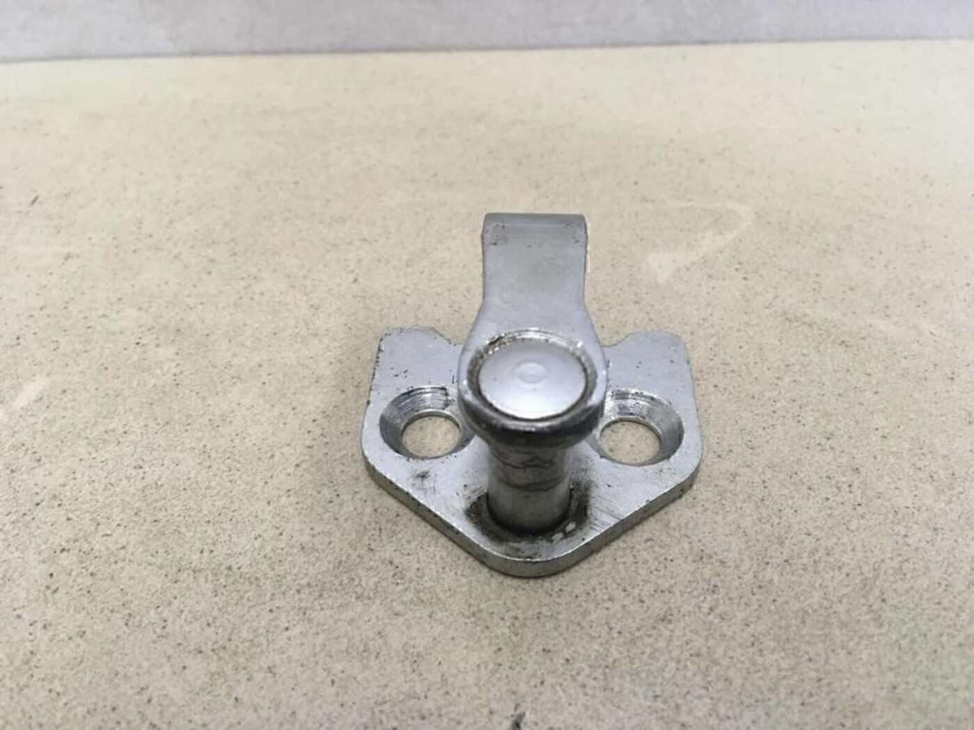 Ответная часть замка двери VAZ Chevrolet NIVA