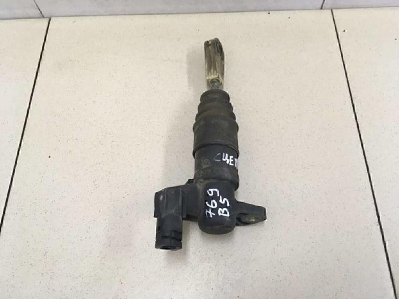 Цилиндр сцепления главный Audi A4 [B5] 1994-2000