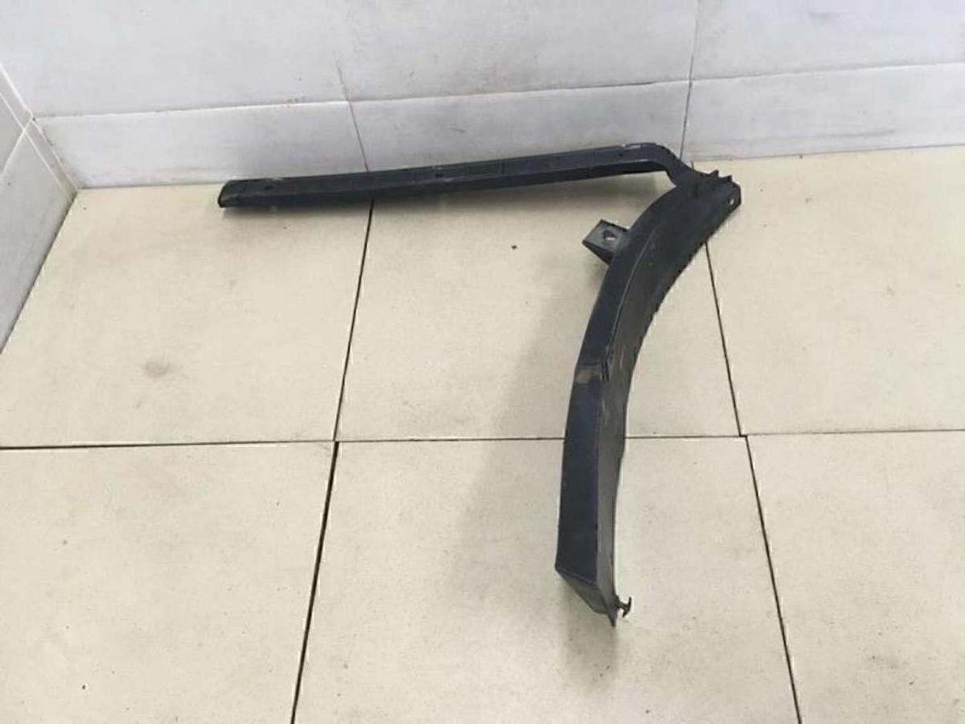 Направляющая заднего бампера левая VW Passat [B5] 1996-2000