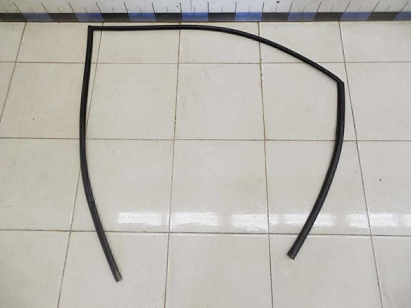 Уплотнитель стекла двери MITSUBISHI Space Star 1998-2004