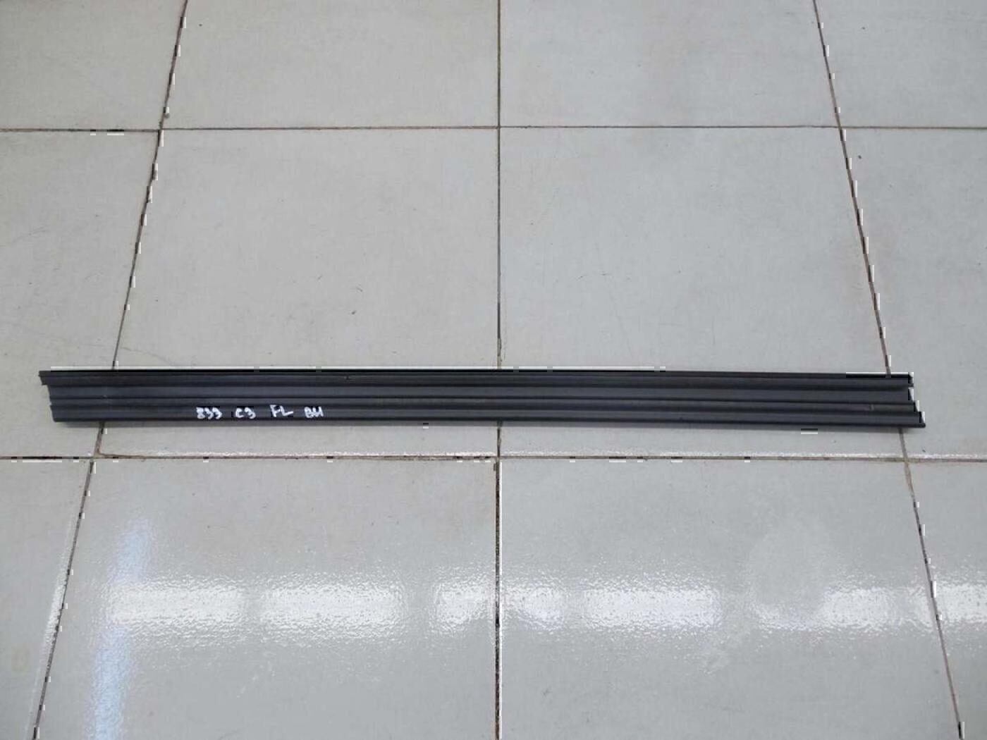 Накладка стекла переднего левого CITROEN C3 2009-2016