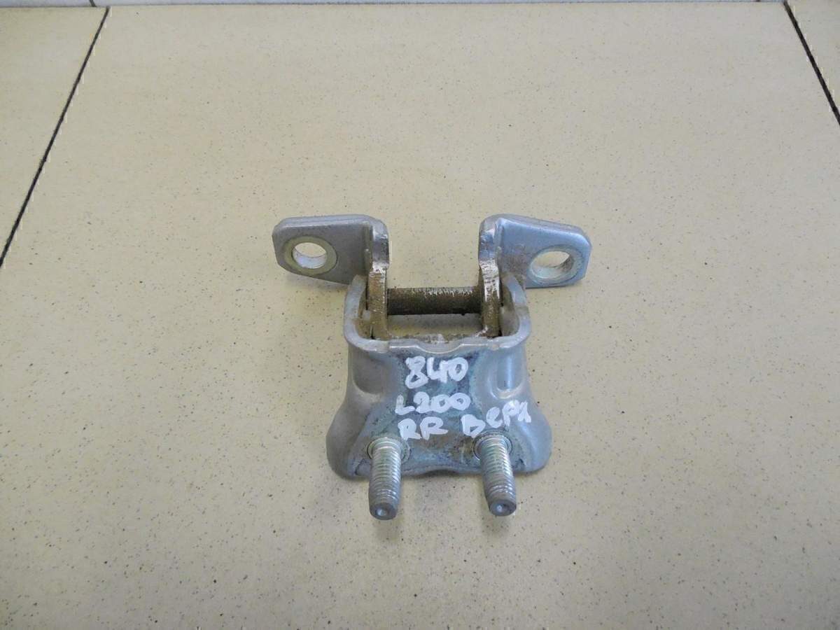 Петля двери задней правой верхняя MITSUBISHI L200 (KB) 2006-2016