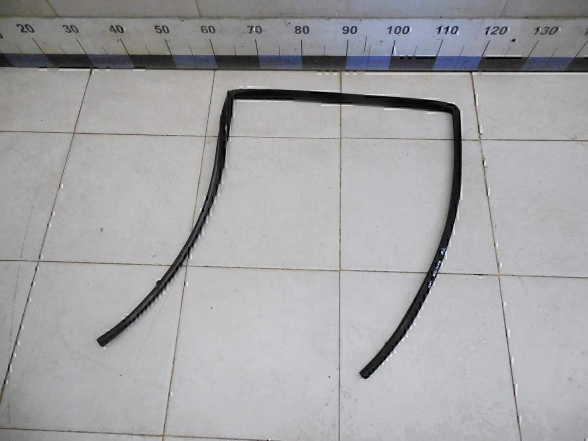 Уплотнитель стекла двери Land Rover Range Rover Sport 2005-2012