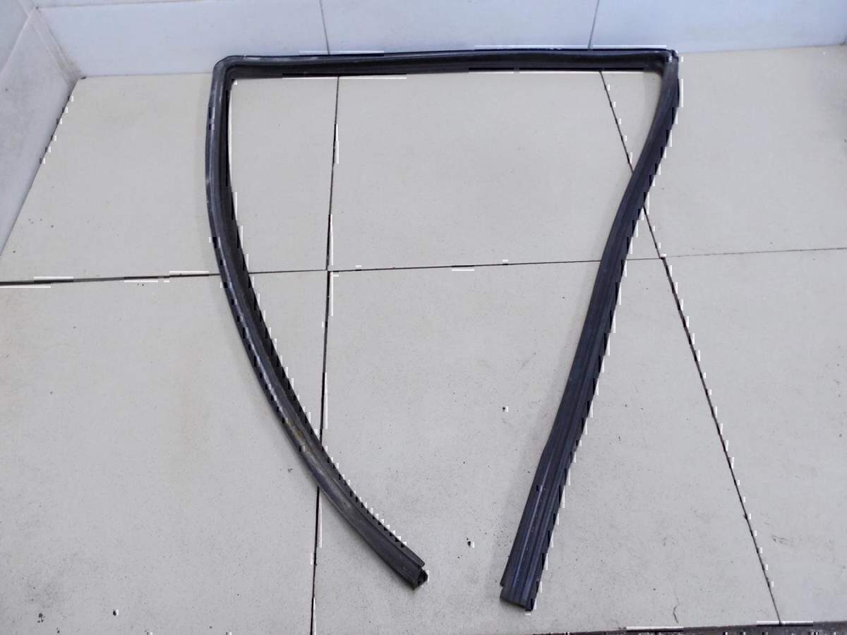 Уплотнитель стекла двери Land Rover Range Rover Sport 2005-2012