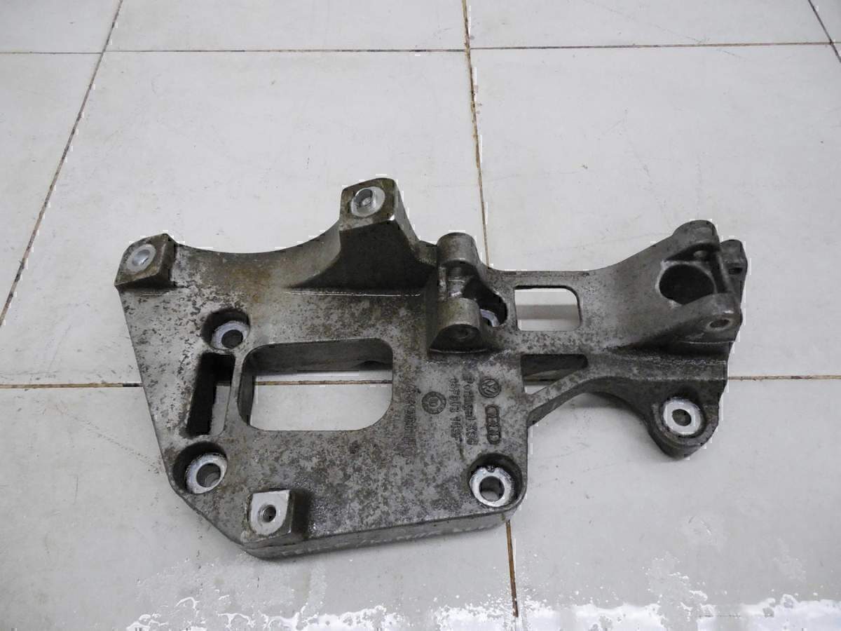 Кронштейн генератора Audi Passat [B6] 2005-2010