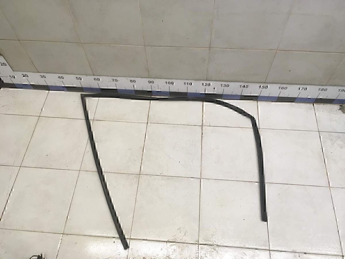 Уплотнитель стекла двери MITSUBISHI Lancer (CS/Classic) 2003-2006