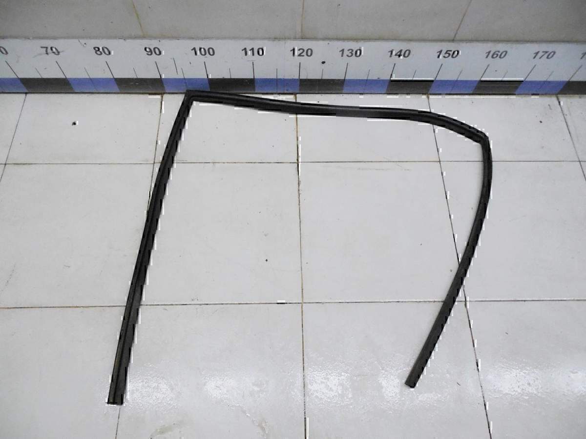 Уплотнитель стекла двери MITSUBISHI Lancer (CS/Classic) 2003-2006