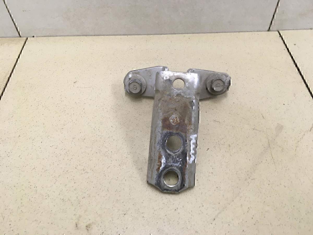 Петля двери передней правой нижняя MITSUBISHI Lancer (CS/Classic) 2003-2006