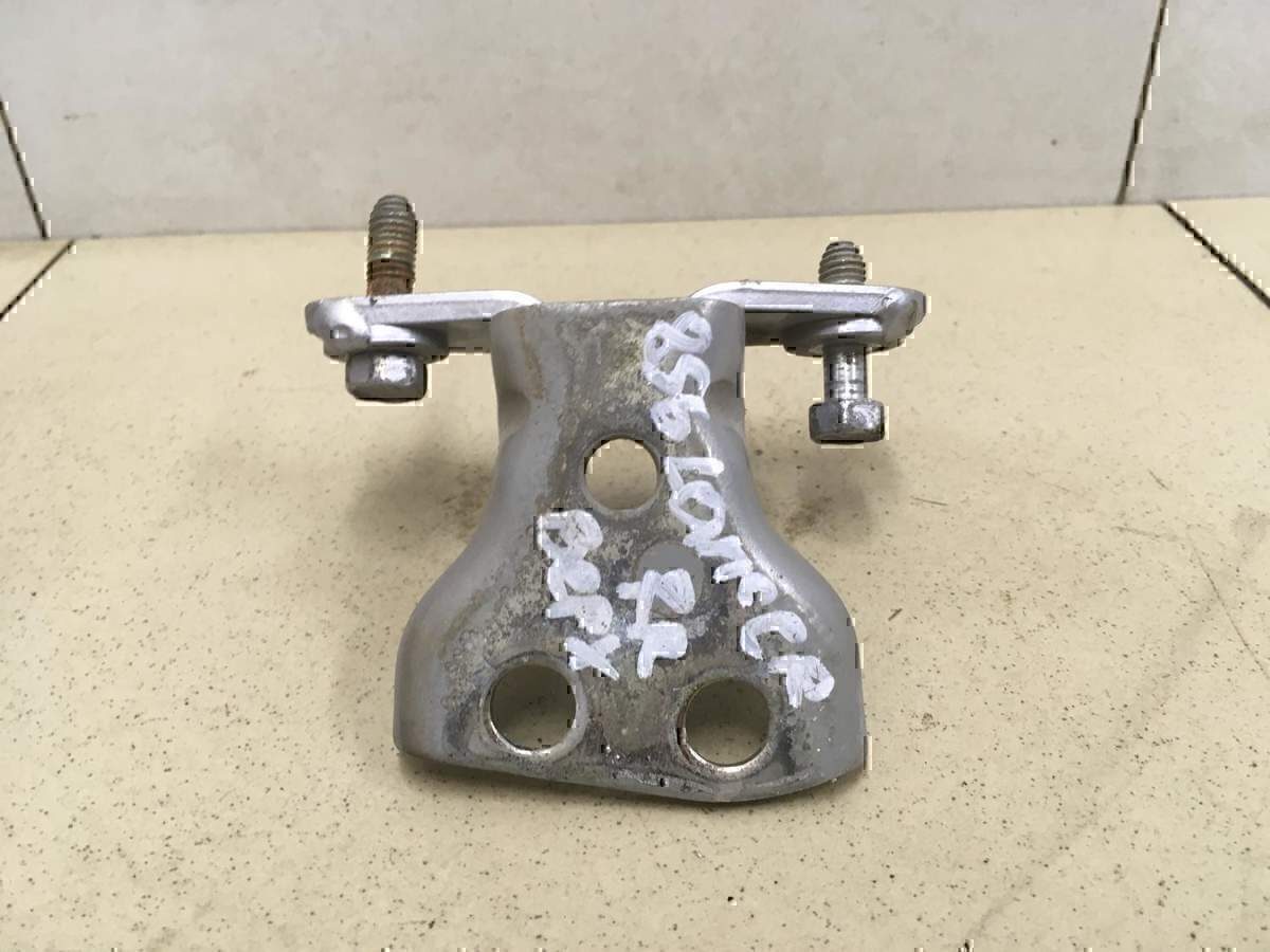 Петля двери задней правой верхняя MITSUBISHI Lancer (CS/Classic) 2003-2006