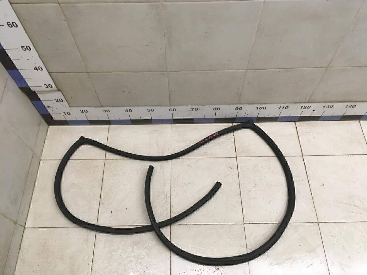 Уплотнитель двери NISSAN Tiida (C11) 2007-2014