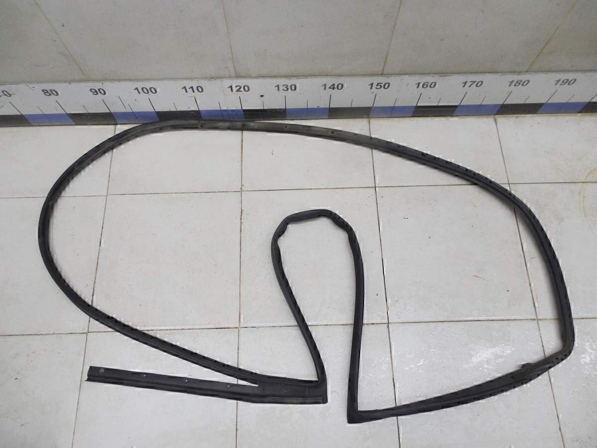 Уплотнитель двери NISSAN Tiida (C11) 2007-2014