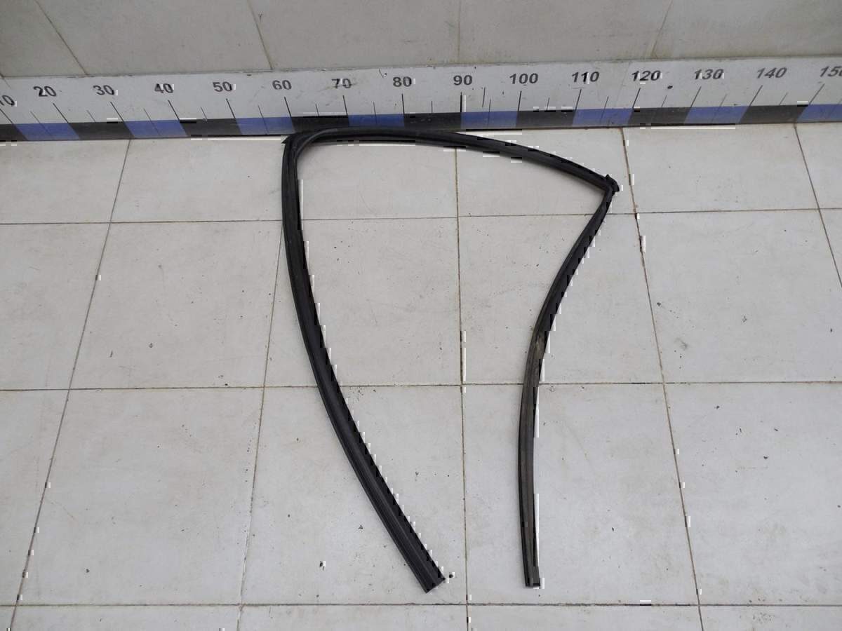 Уплотнитель стекла двери MITSUBISHI Lancer (CX,CY) 2007>