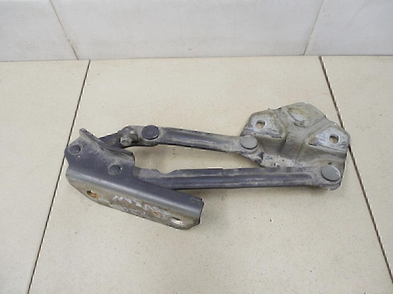 Петля капота левая