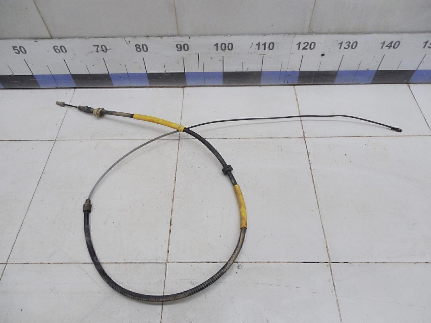 Магистраль ручника меган 2. Меган 2 трубки тросов ручника. Тросик ручника меган 2 универсал. 364000005r. Трос ручника рено сценик 2.