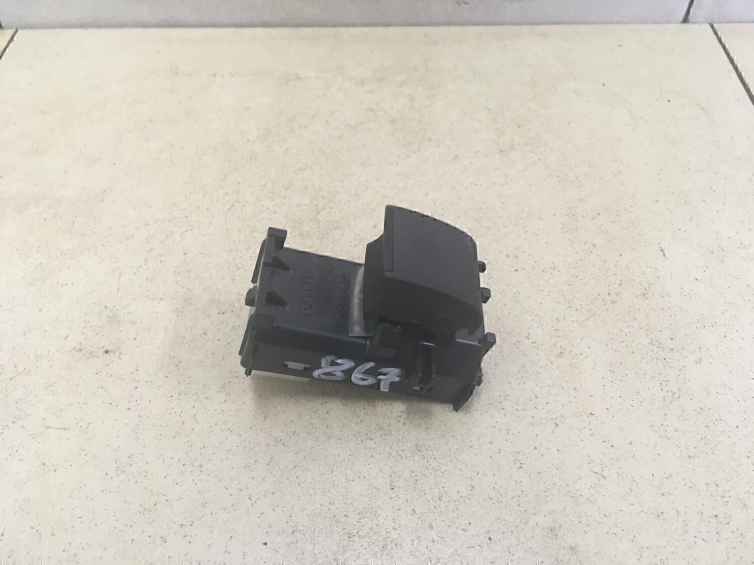 Кнопка стеклоподъемника TOYOTA Hi Lux 2015>