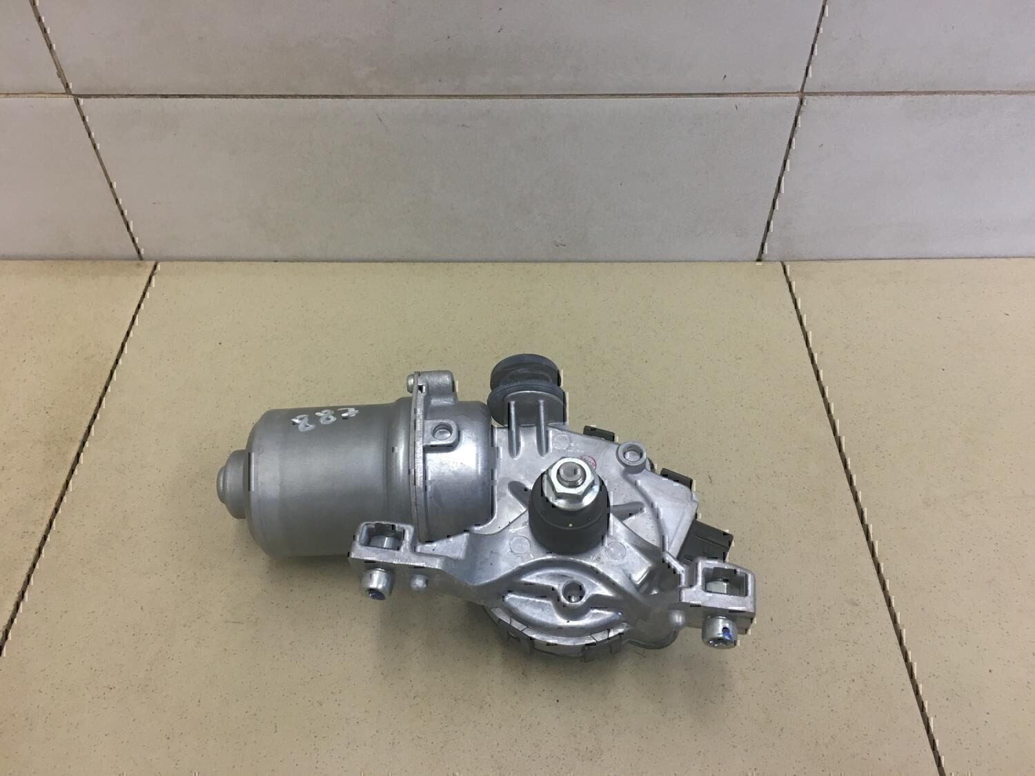 Моторчик стеклоочистителя передний TOYOTA Hi Lux 2015>