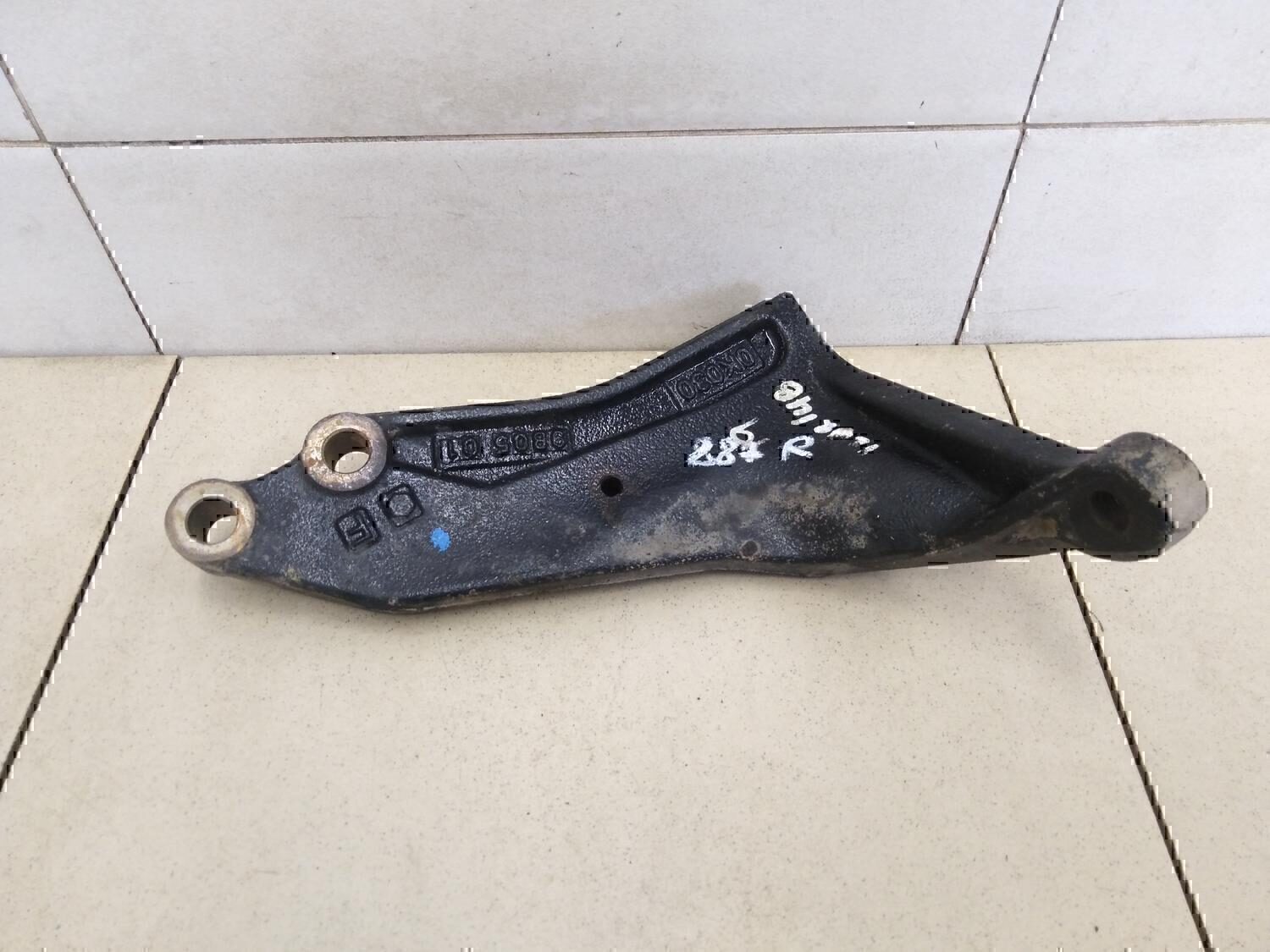 Кронштейн КПП правый TOYOTA Hi Lux 2015>