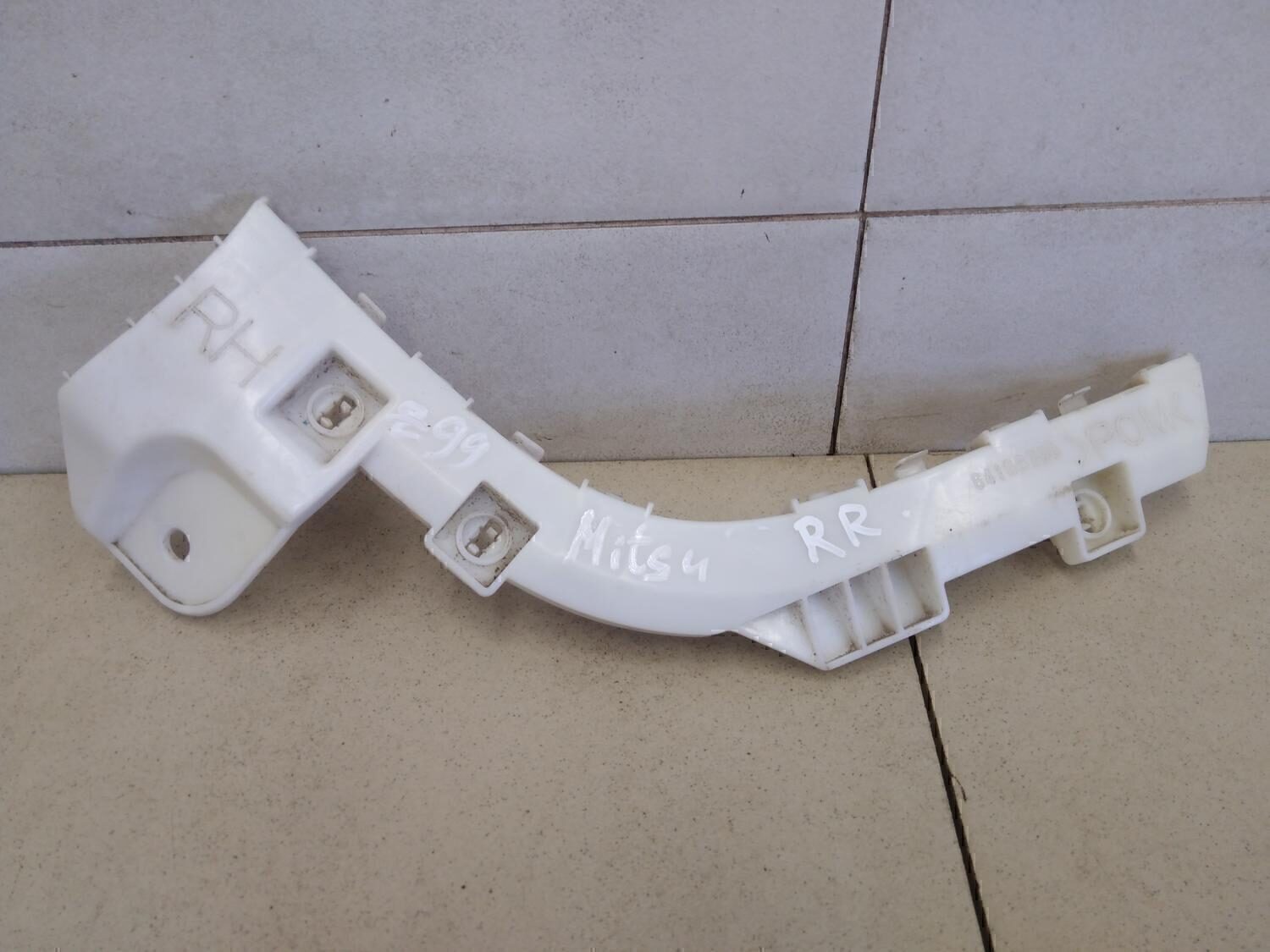 Направляющая заднего бампера правая MITSUBISHI ASX 2010-2016