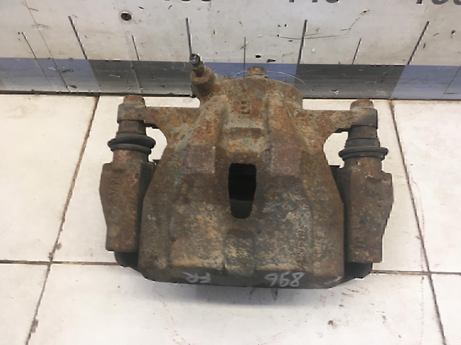 Суппорт передний правый TOYOTA Corolla E15 2006-2013