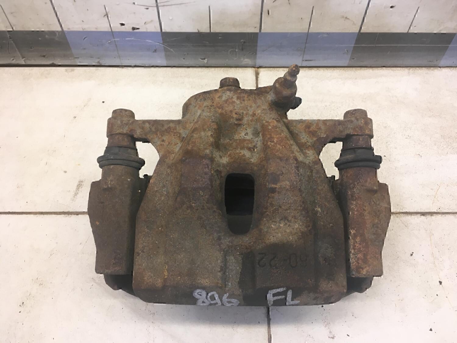 Суппорт передний левый TOYOTA Corolla E15 2006-2013