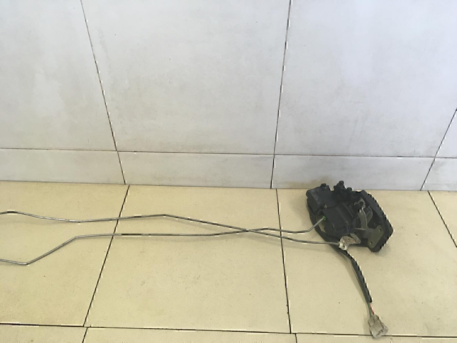 Замок двери задней правой MAZDA 626 (GE) 1992-1997