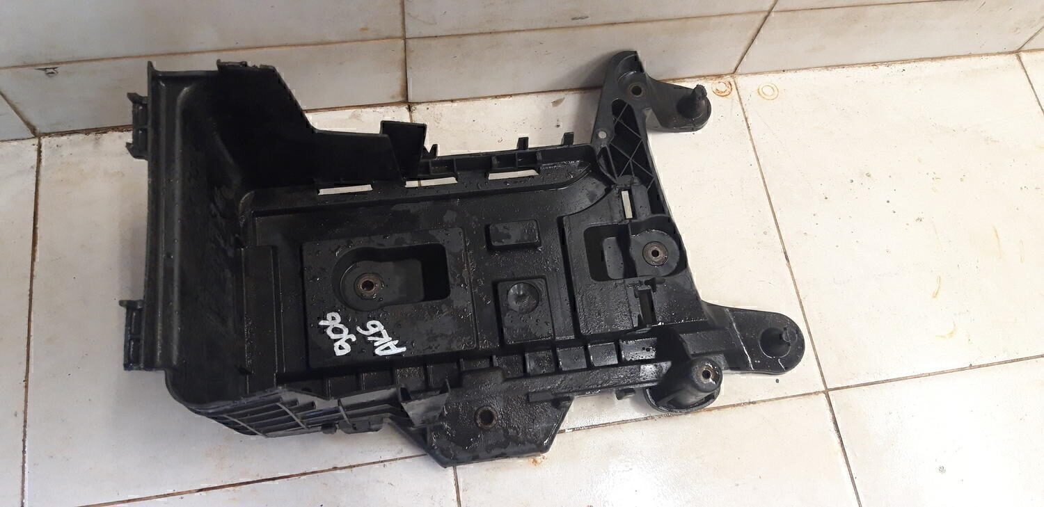 Крепление АКБ (корпус/подставка) VW Golf V 2003-2009