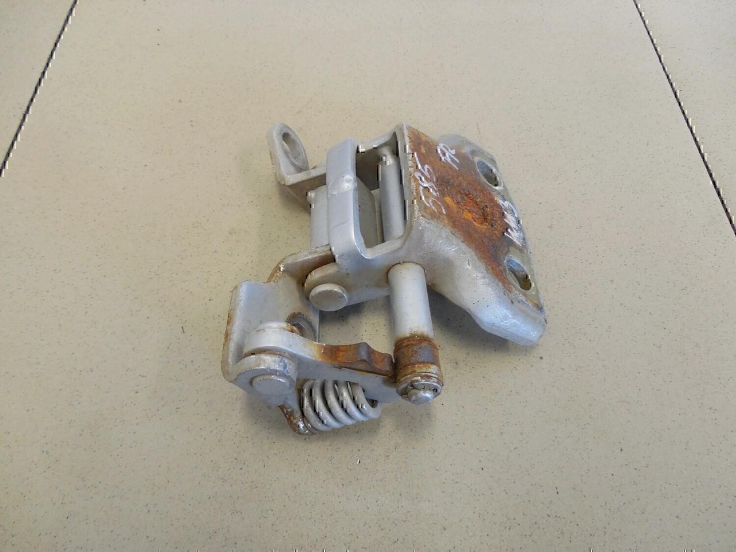 Петля двери передней правой нижняя — фото 2