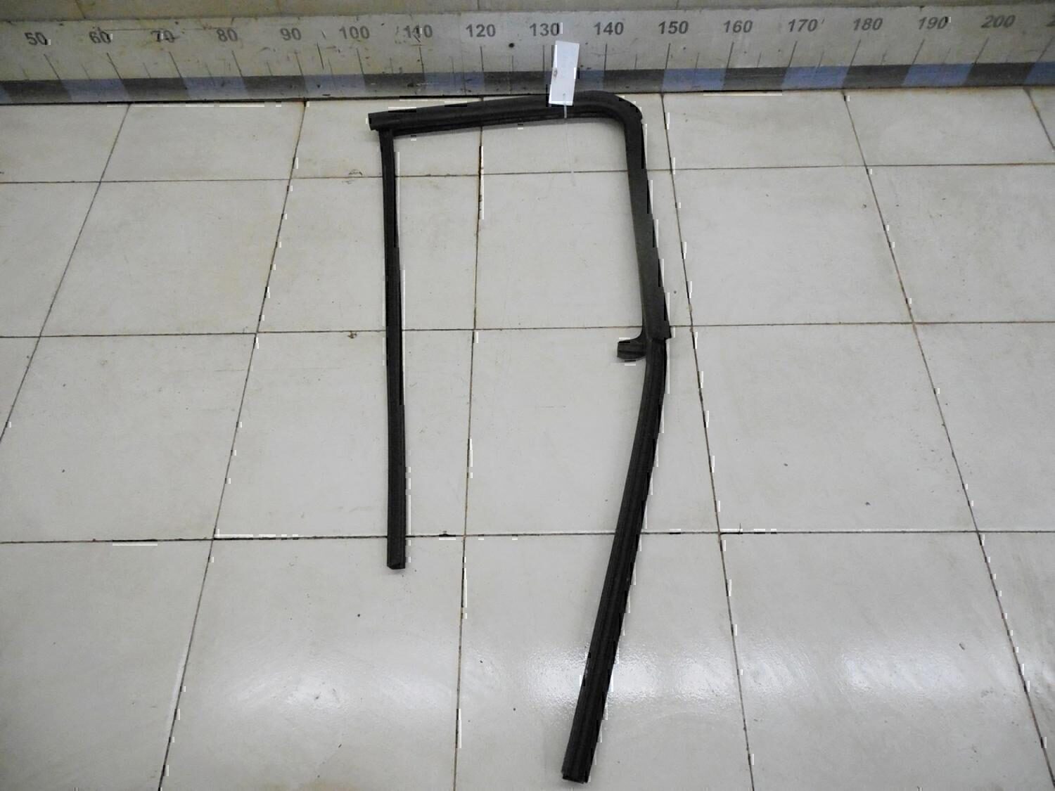 Уплотнитель стекла двери NISSAN Navara (D40) 2005-2015