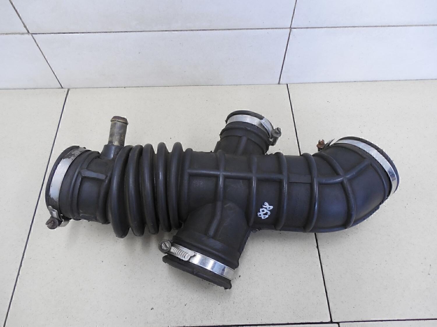 Воздушный патрубок daewoo nexia. Воздухоподводящий патрубок дэу нексия. Патрубок воздушного фильтра нексия. Патрубок воздушного фильтра нексия. Патрубок воздушного фильтра дэу нексия.