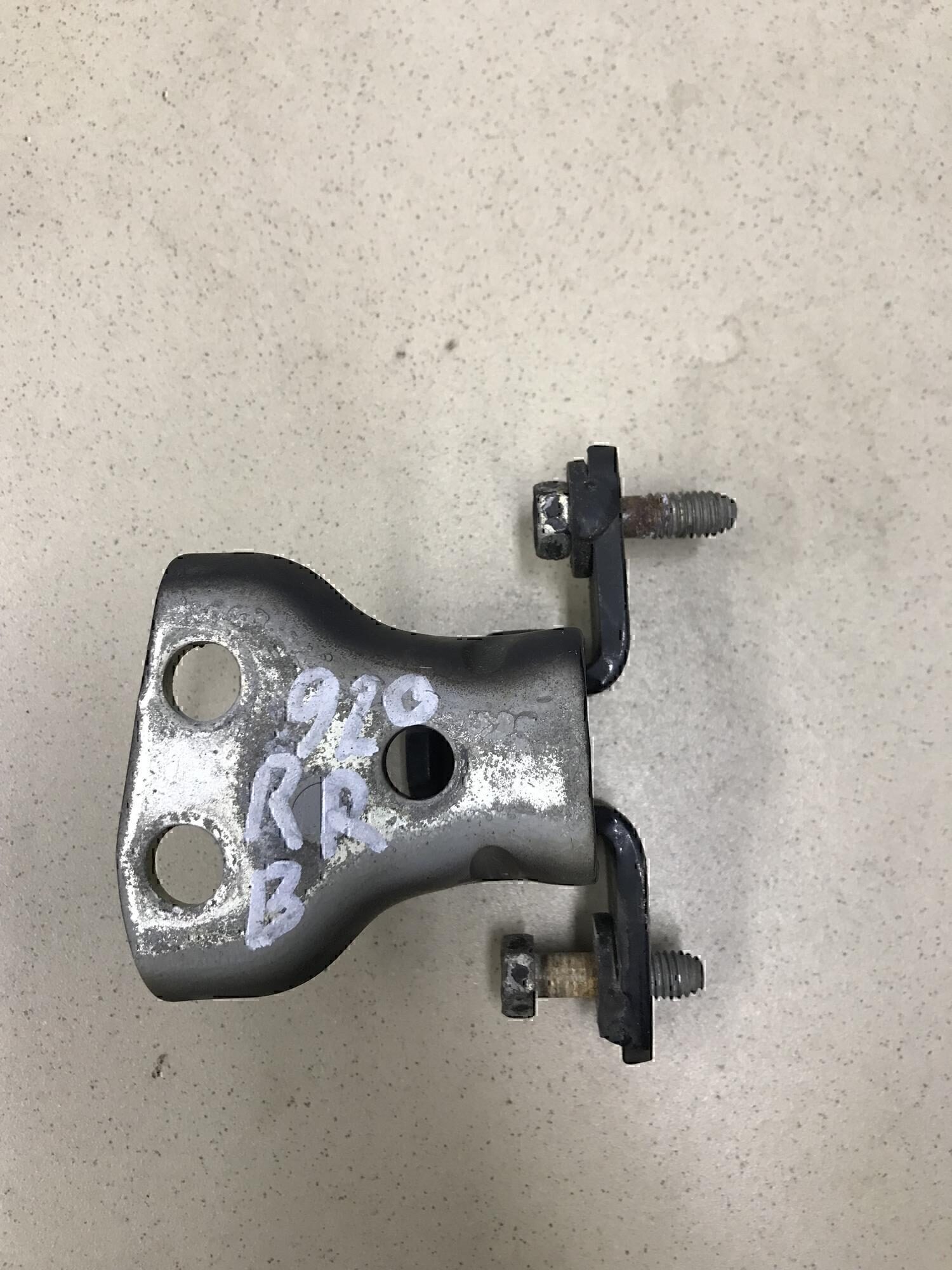 Петля двери задней правой верхняя MITSUBISHI Lancer (CS/Classic) 2003-2006