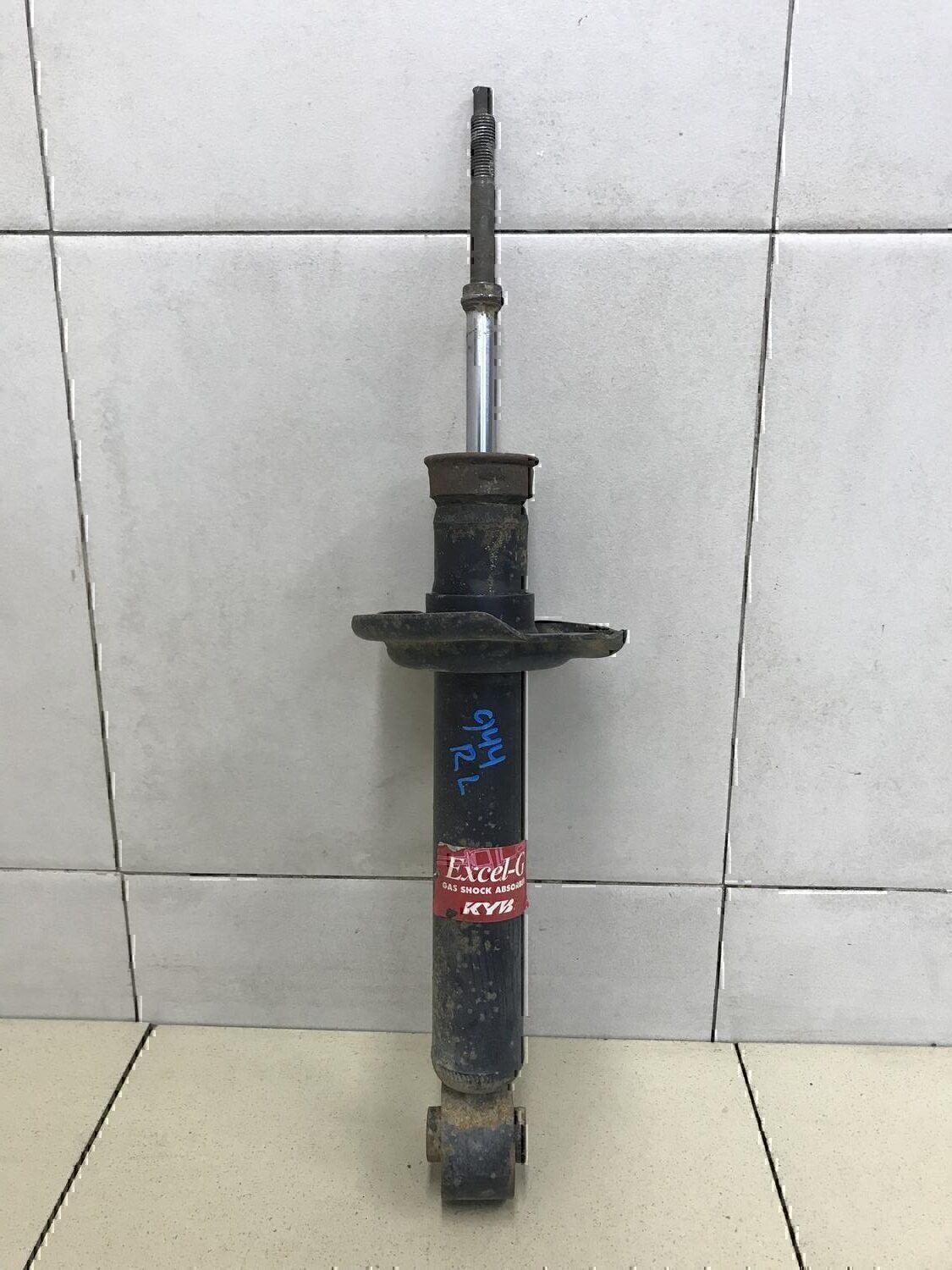 Амортизатор задний левый NISSAN Almera Tino 2000-2006