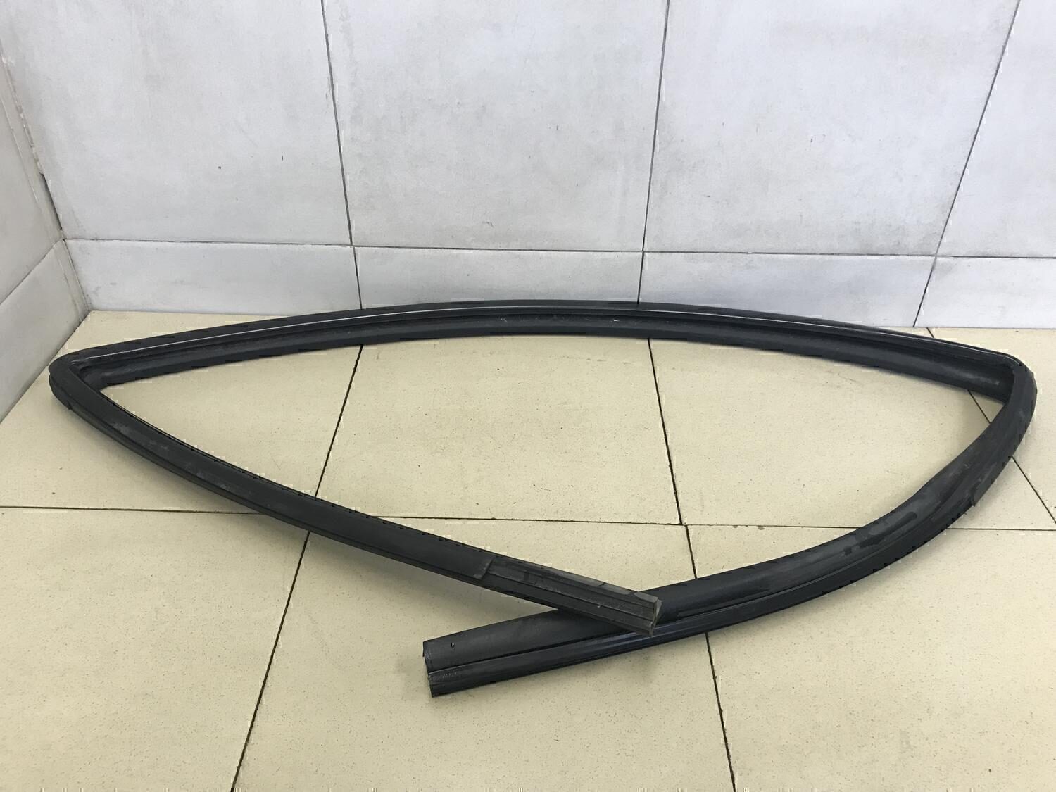 Уплотнитель стекла двери KIA Mohave 2009>