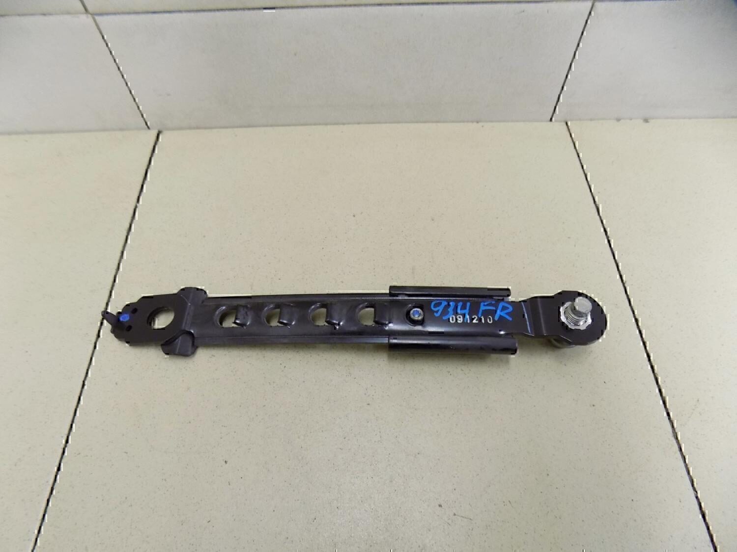 Механизм регулировки ремня безопасности MITSUBISHI L200 (KB) 2006-2016