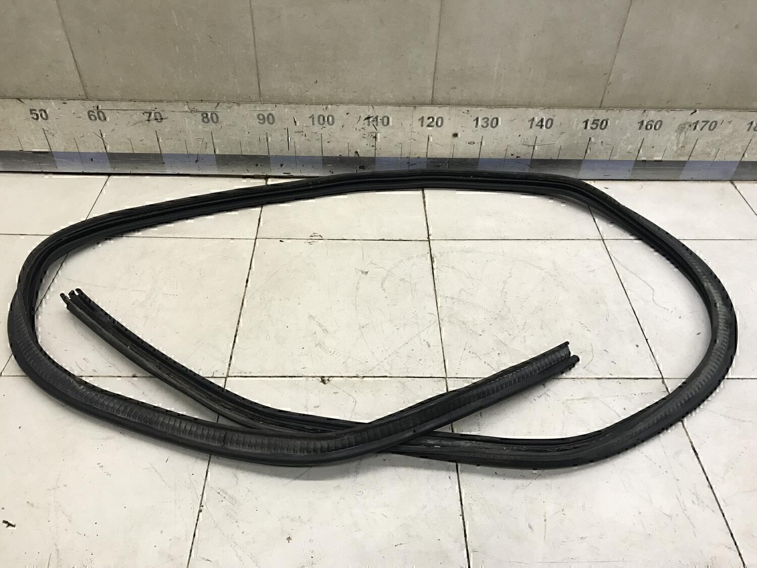 Уплотнитель багажника RENAULT Duster 2012>