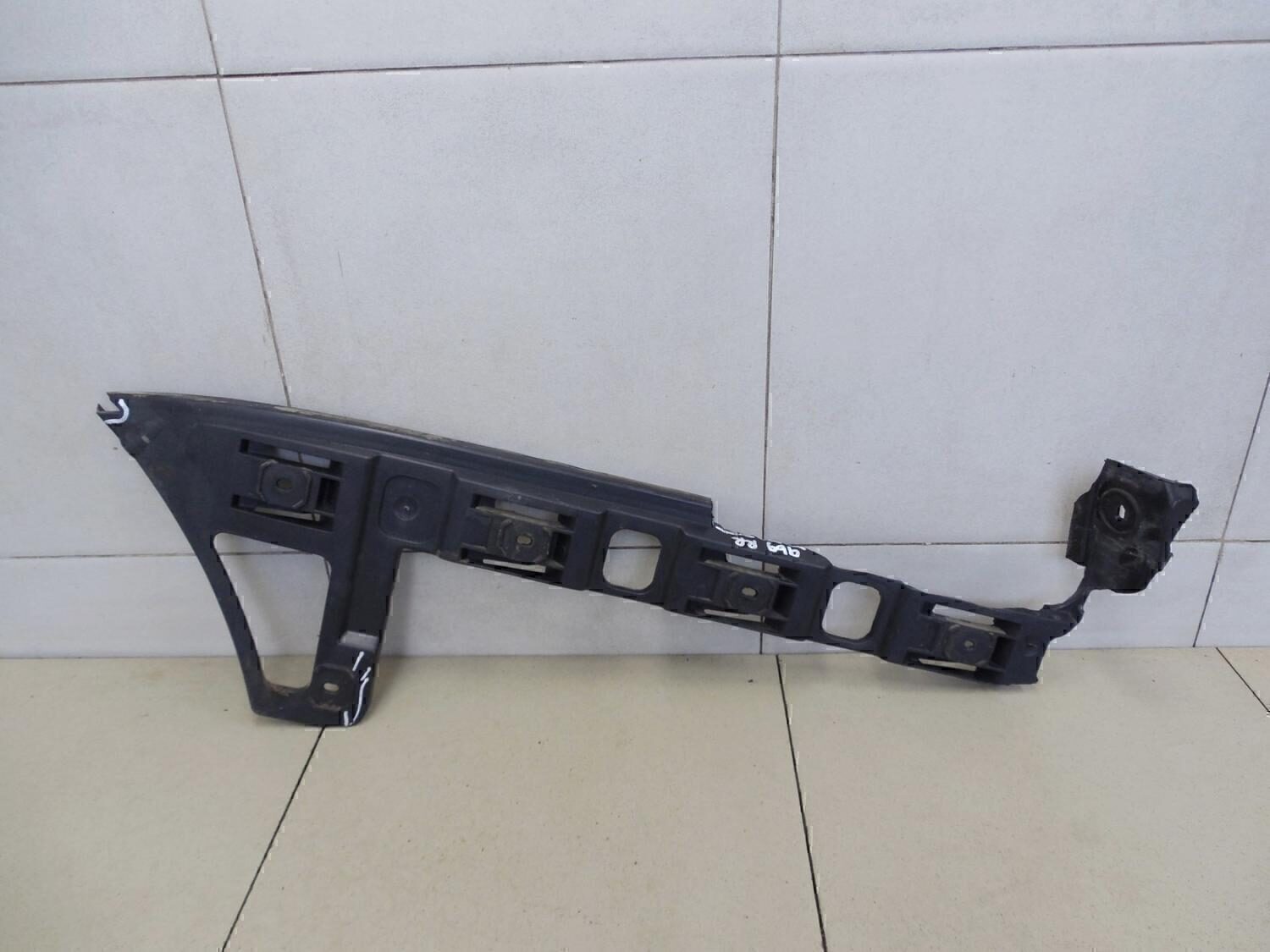 Направляющая заднего бампера правая VW Passat [B6] 2005-2010