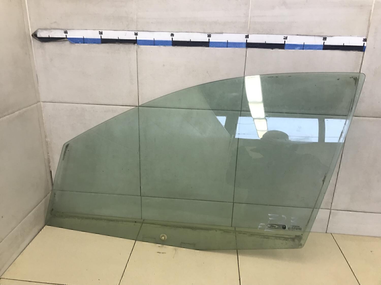 Стекло двери передней левой FORD Fiesta 2001-2007