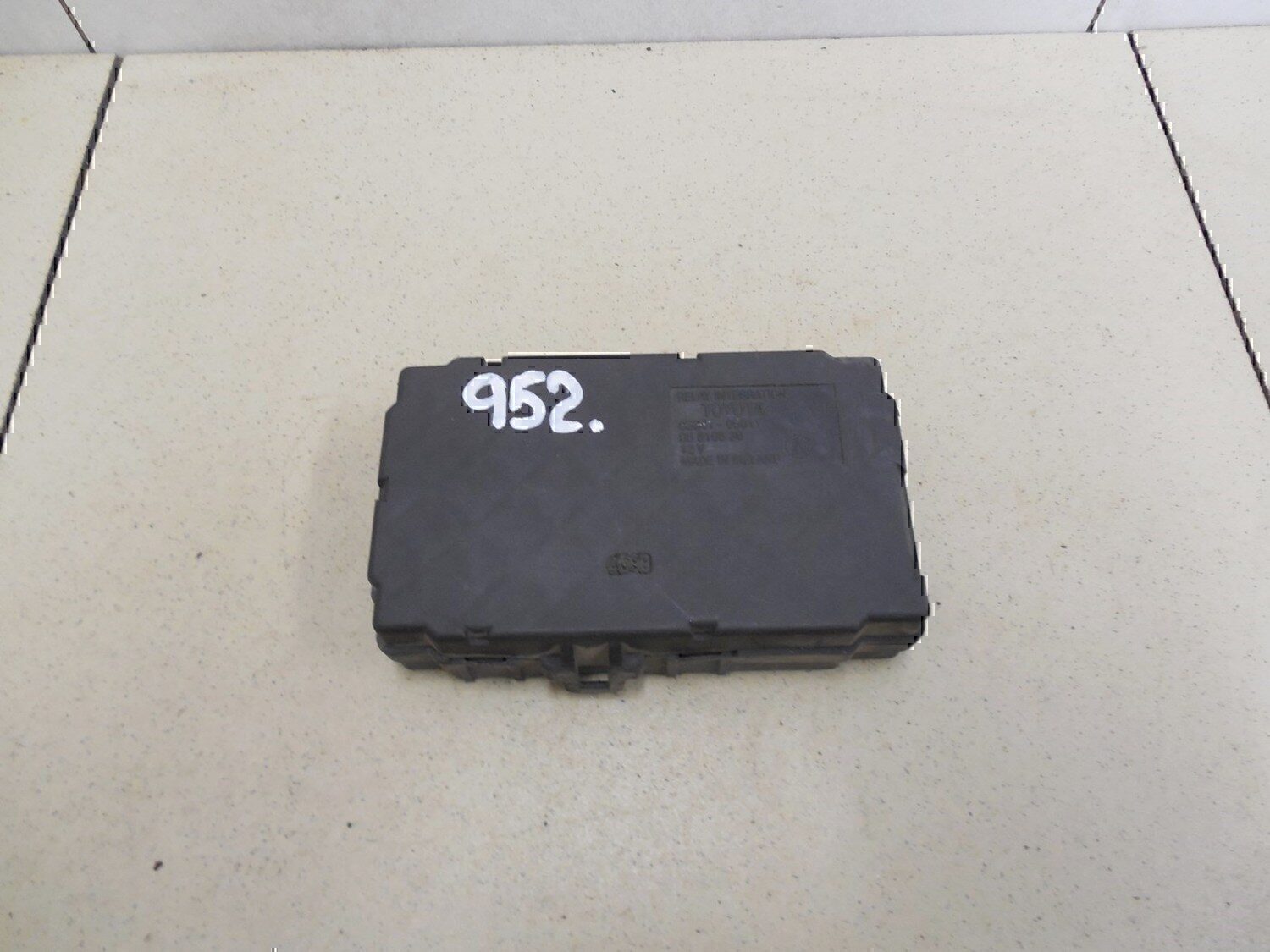 Блок электронный TOYOTA Avensis I 1997-2003