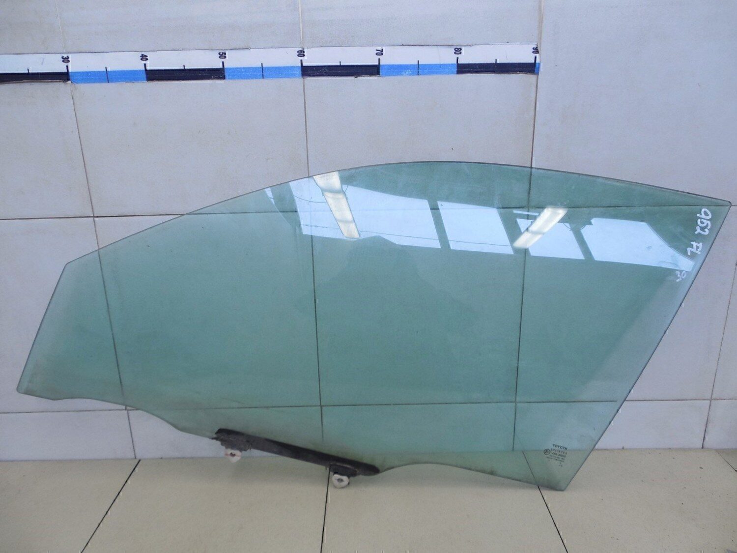 Стекло двери передней левой TOYOTA Avensis I 1997-2003