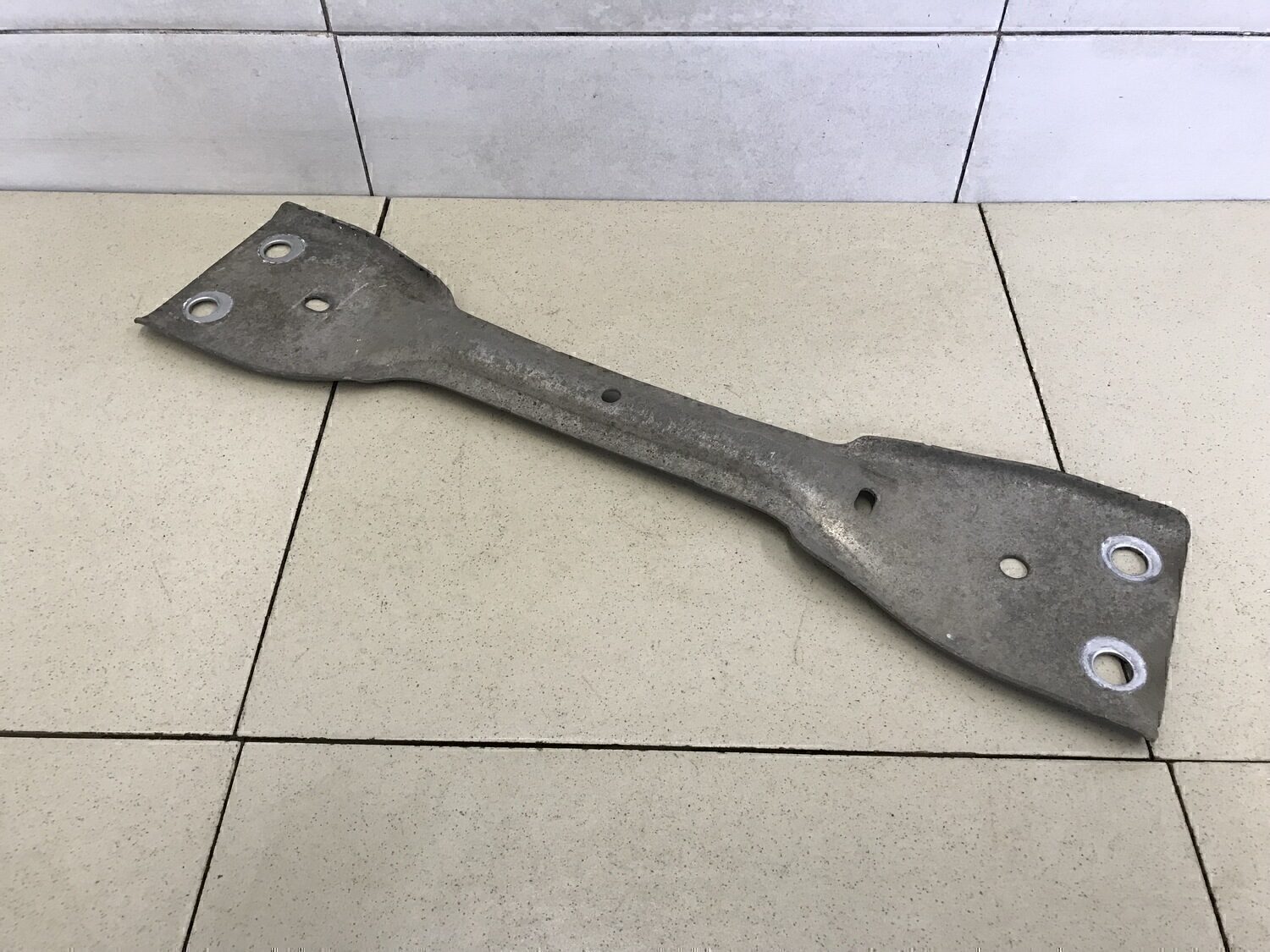 Усилитель пола Audi Touran 2003-2010