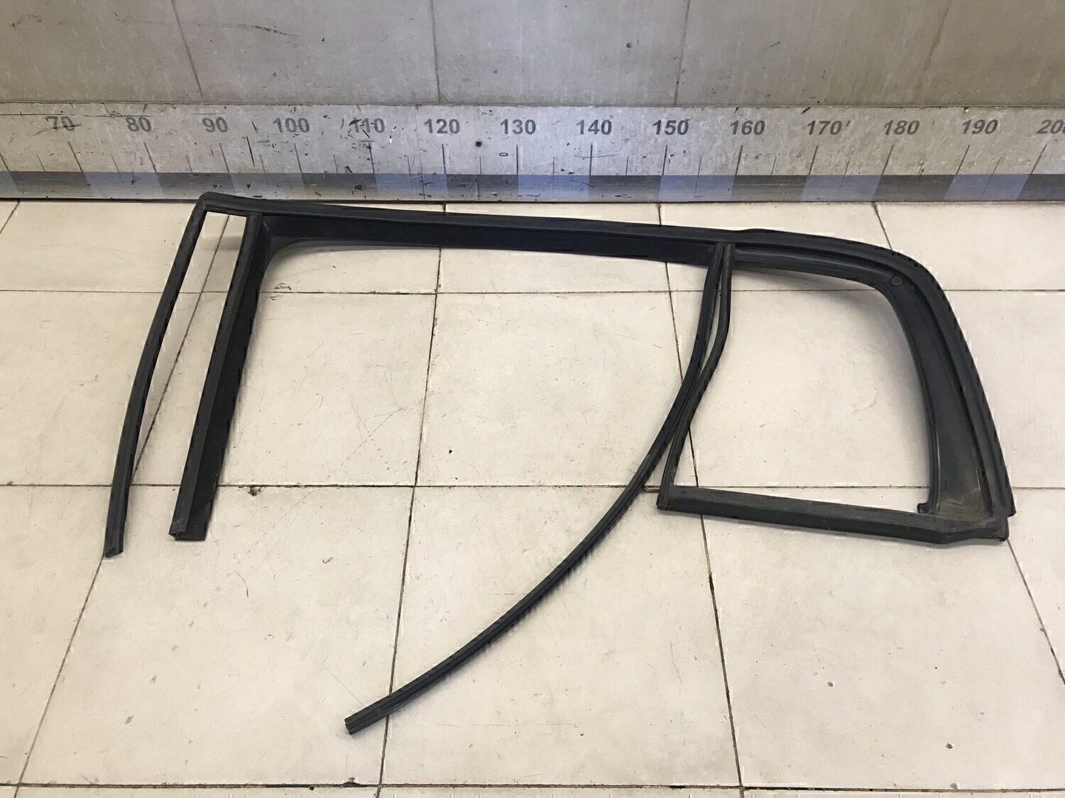 Уплотнитель стекла двери VW Golf V Plus 2005-2014