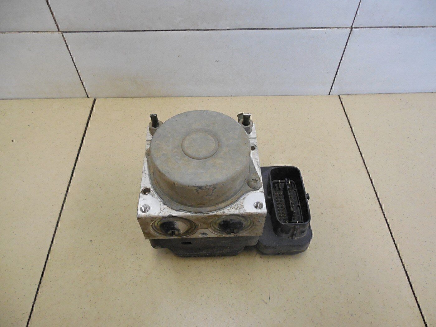 Блок ABS (насос) TOYOTA Corolla E15 2006-2013