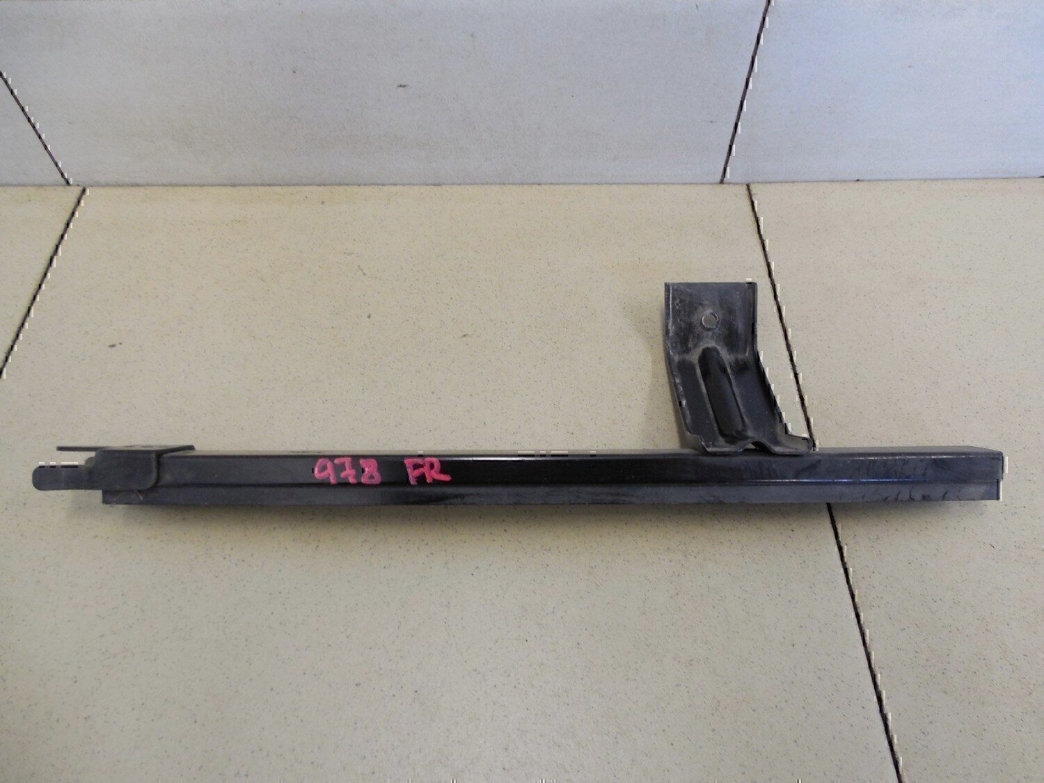 Направляющая стекла двери NISSAN Almera (G15) 2013>