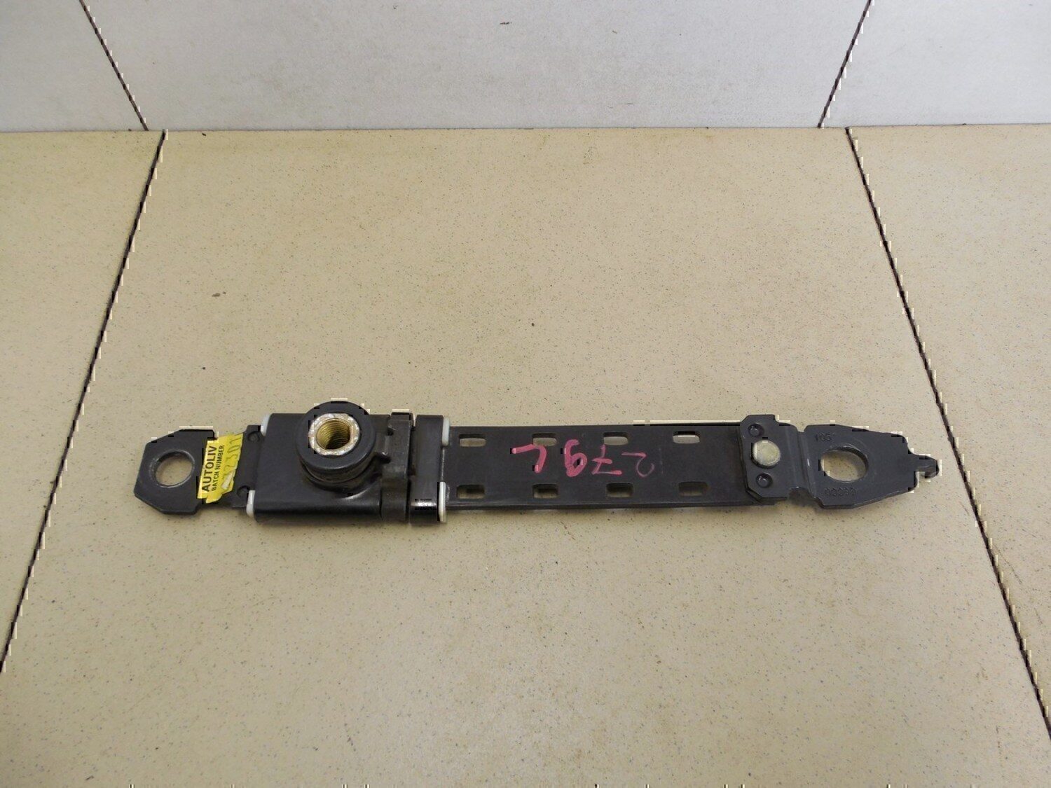 Механизм регулировки ремня безопасности MITSUBISHI Carisma (DA) 1999-2003