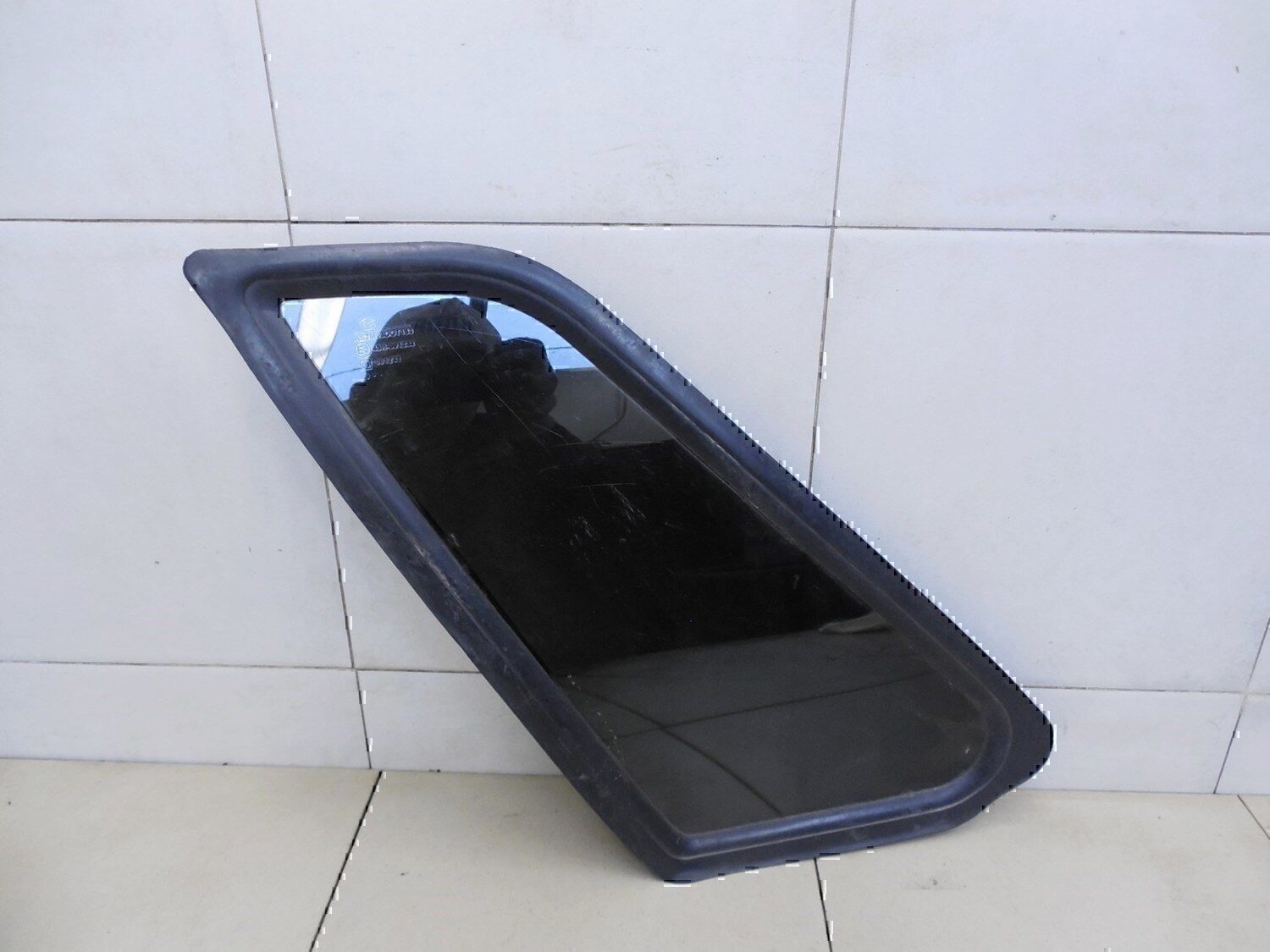 Стекло кузовное глухое левое VAZ Lada 2115