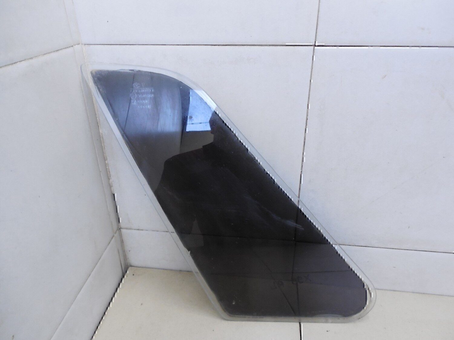 Стекло кузовное глухое левое VAZ Lada 2115