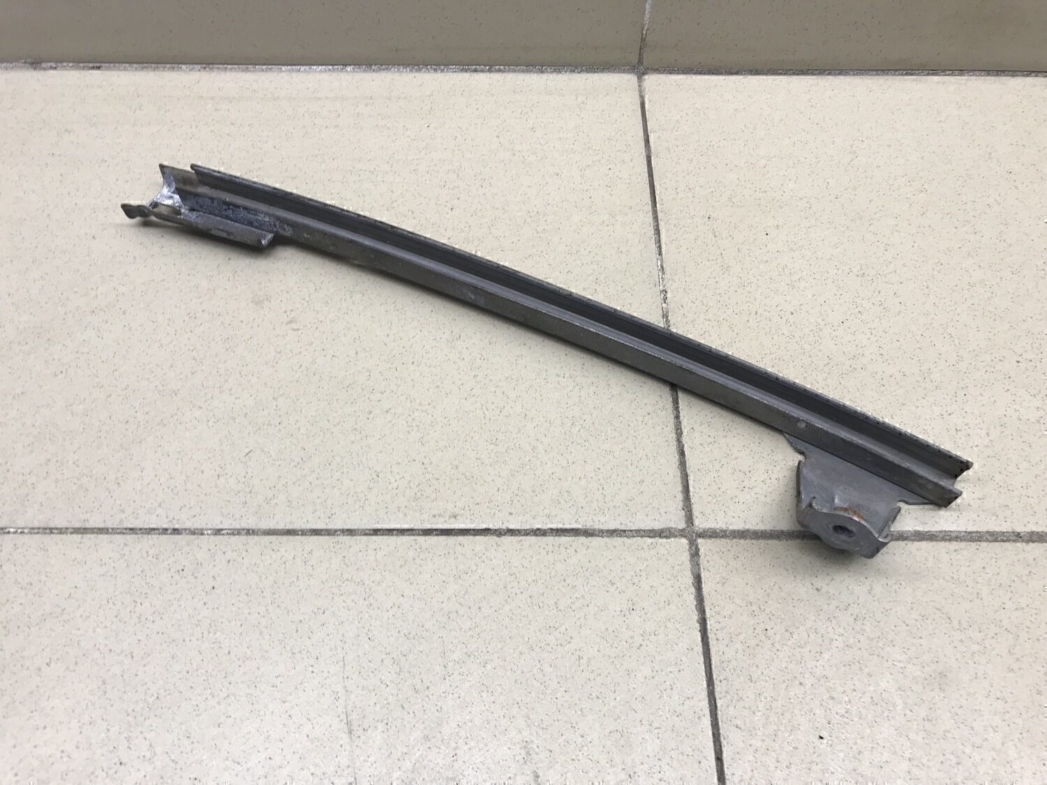 Направляющая стекла двери MITSUBISHI Outlander (GF) 2012>