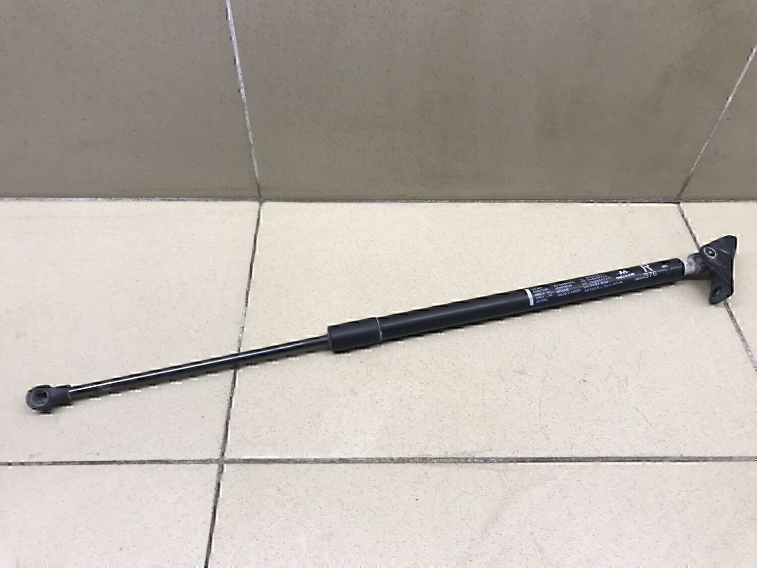 Амортизатор двери багажника MITSUBISHI Outlander (GF) 2012>