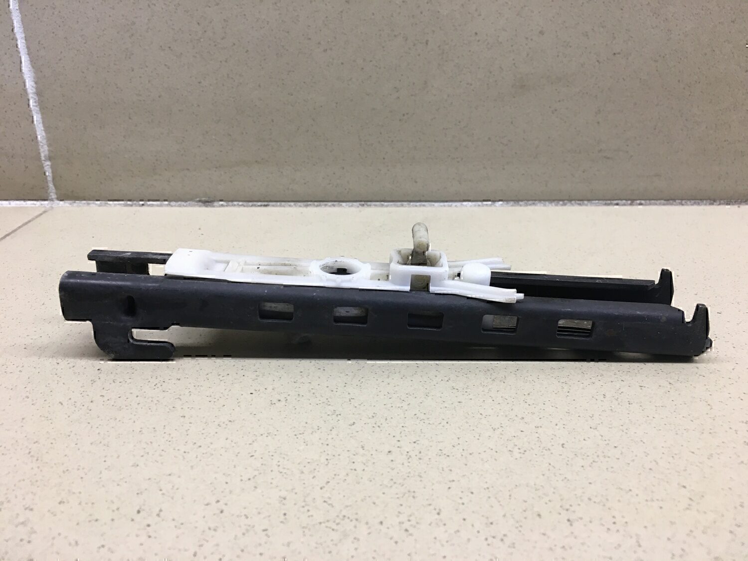 Механизм регулировки ремня безопасности VW Golf III/Vento 1991-1997