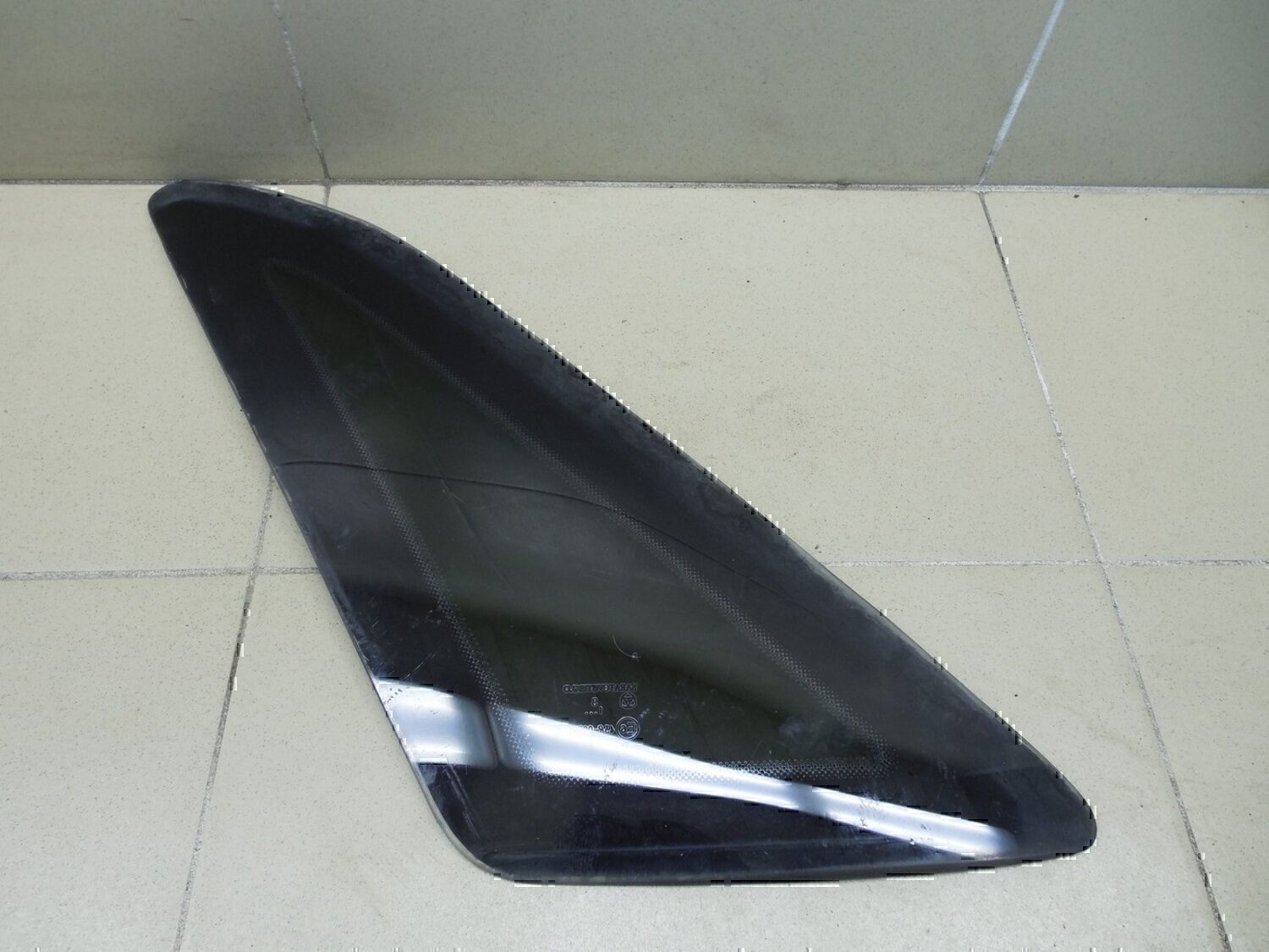 Стекло кузовное глухое левое VAZ Lada 2110