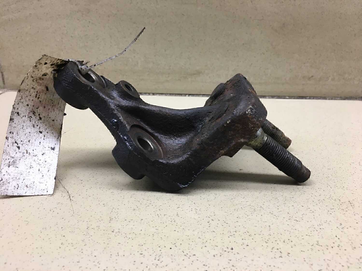 Кронштейн двигателя правый MAZDA 626 (GE) 1992-1997